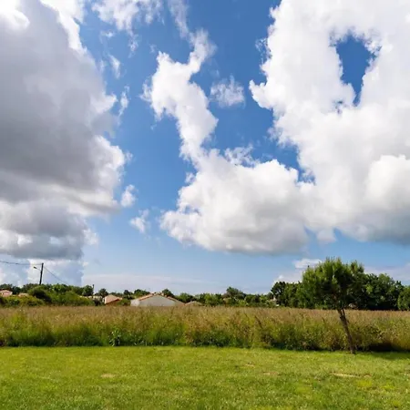 Cozy Holiday Home Near Veillon Saint-Hilaire-de-Talmont